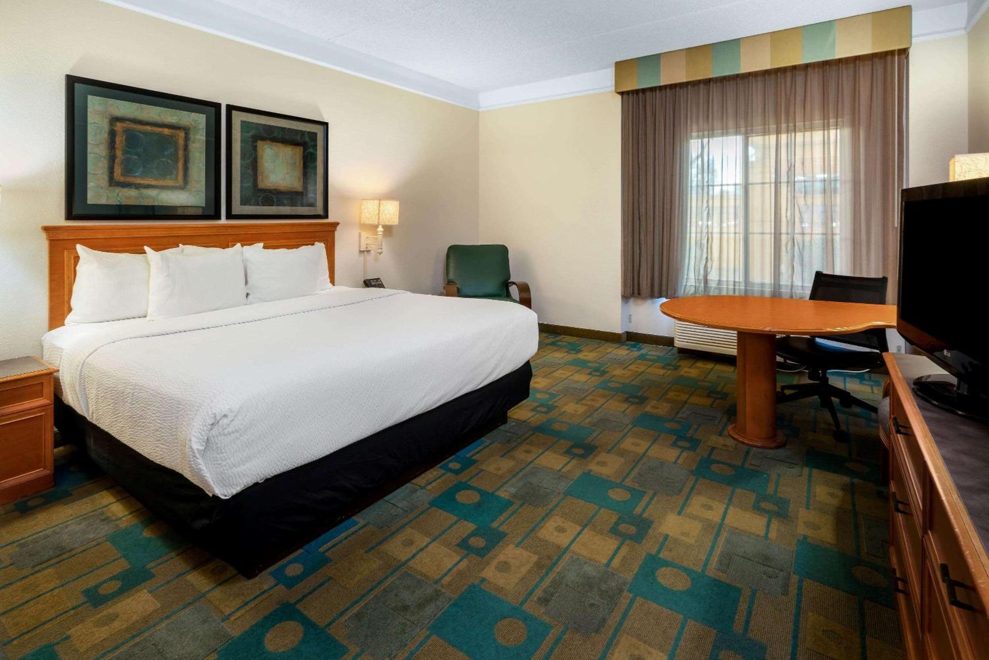 King Room Roll Shower Mobility Access or Non-Smoking