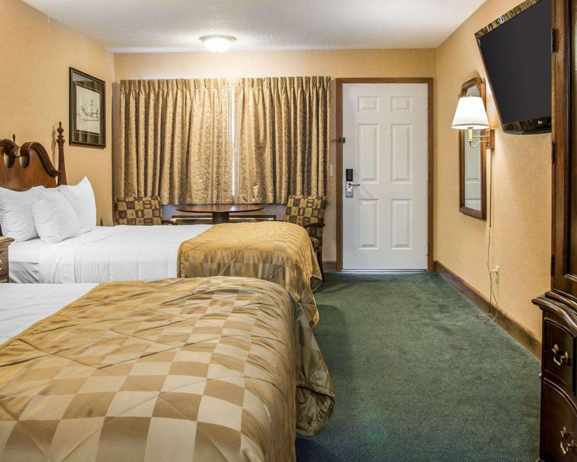 Deluxe Queen Room Two Queen Beds Lake View