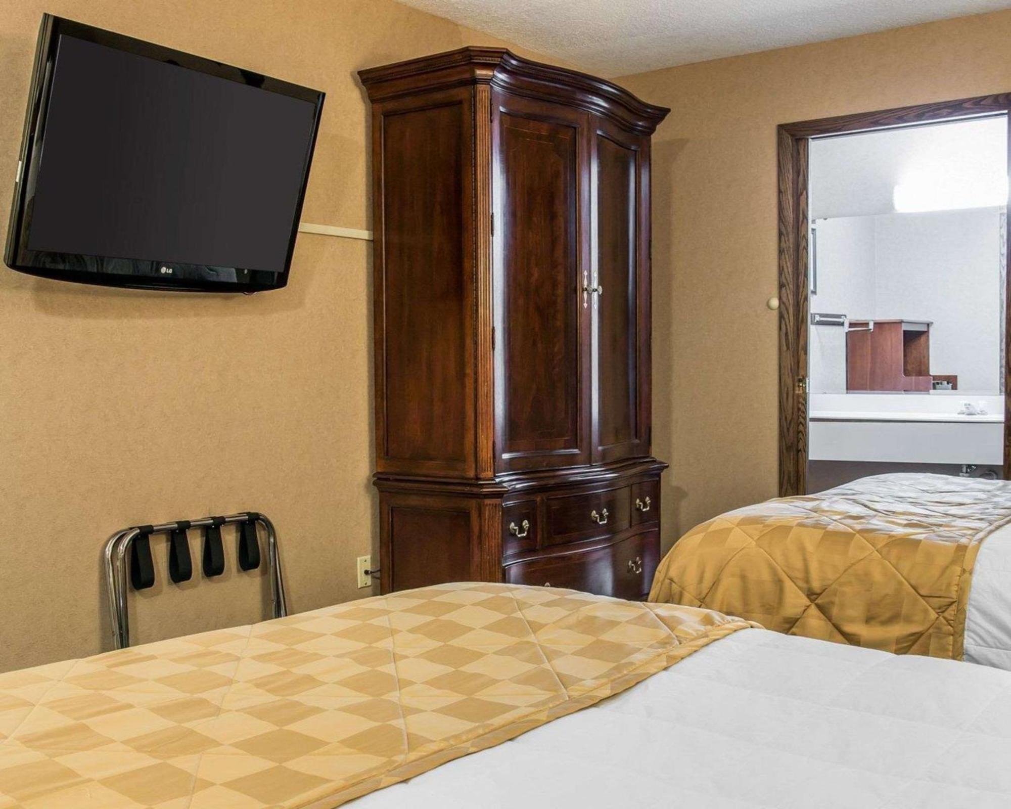 Deluxe Queen Room Two Queen Beds Lake View