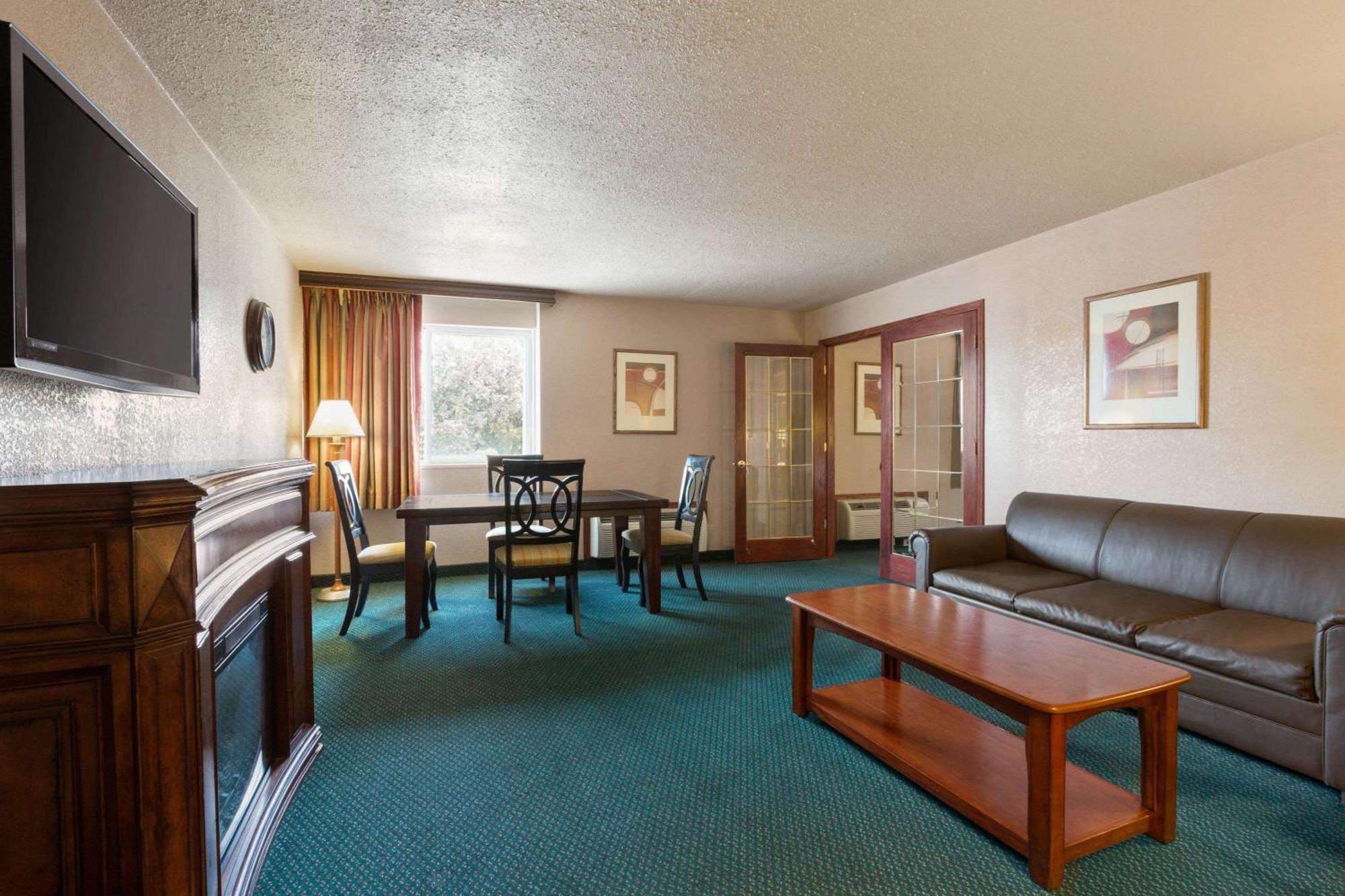 King Suite Jetted Tub Non-Smoking