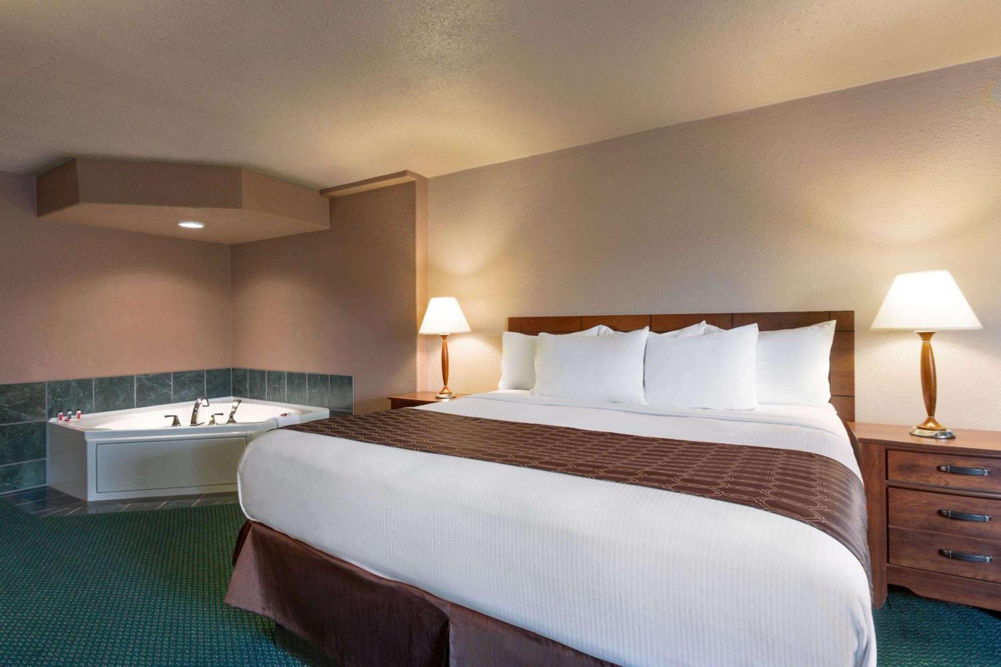 King Suite Jetted Tub Non-Smoking