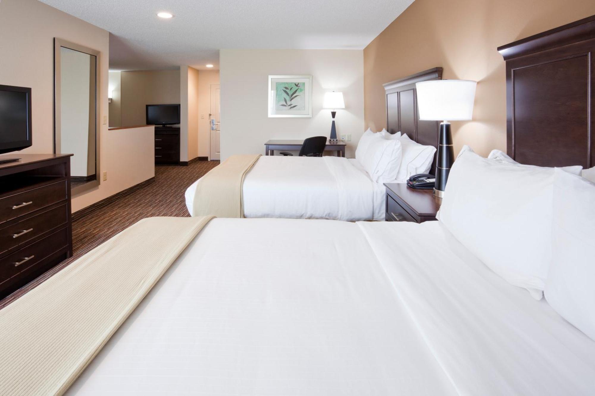 Queen Suite Two Queen Beds