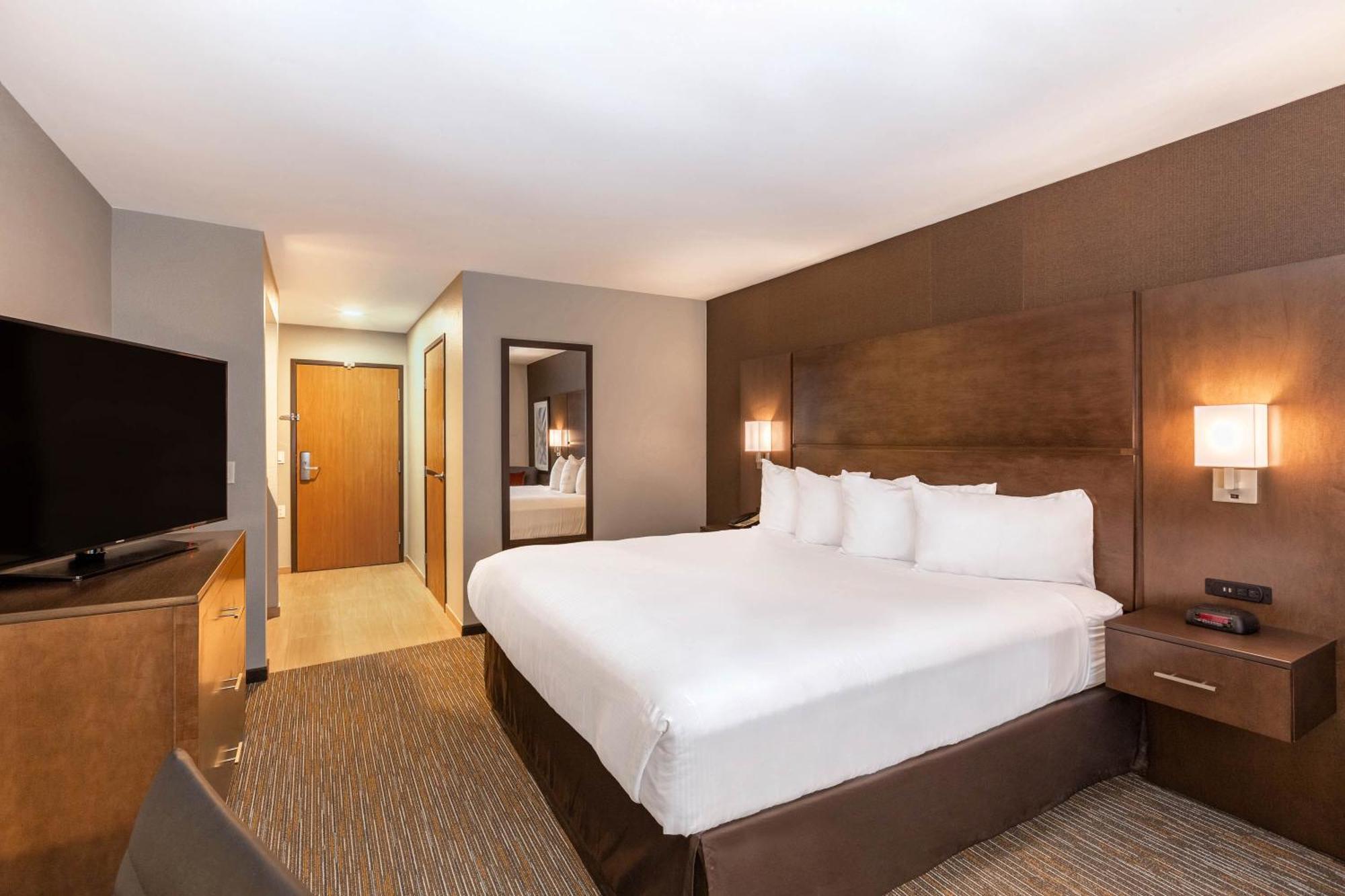 Deluxe King Room Mobility Access or Non-Smoking