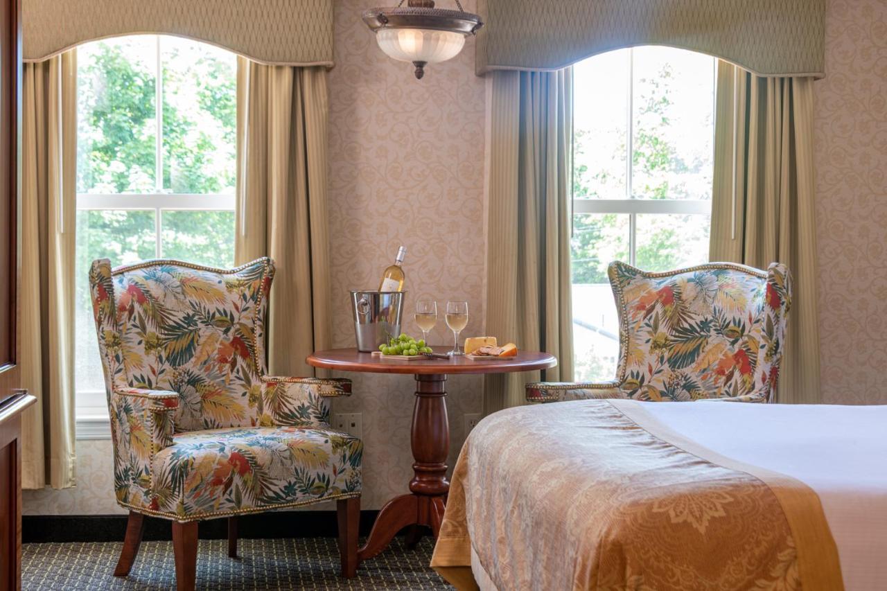 Deluxe Two Queen Room Stair Access Only