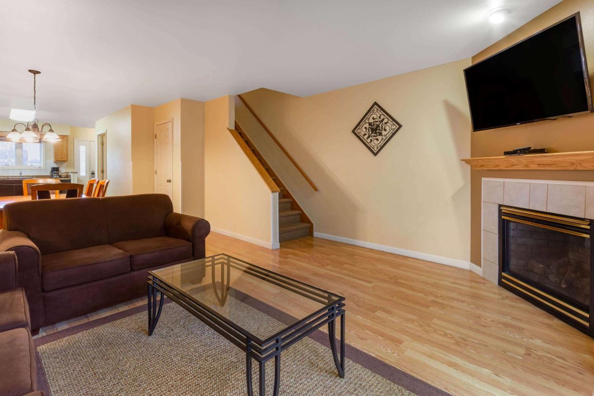 Two-Bedroom Apartment One Queen Bed Two Twin One Sofa Bed or Two Queen Beds Non-Smoking