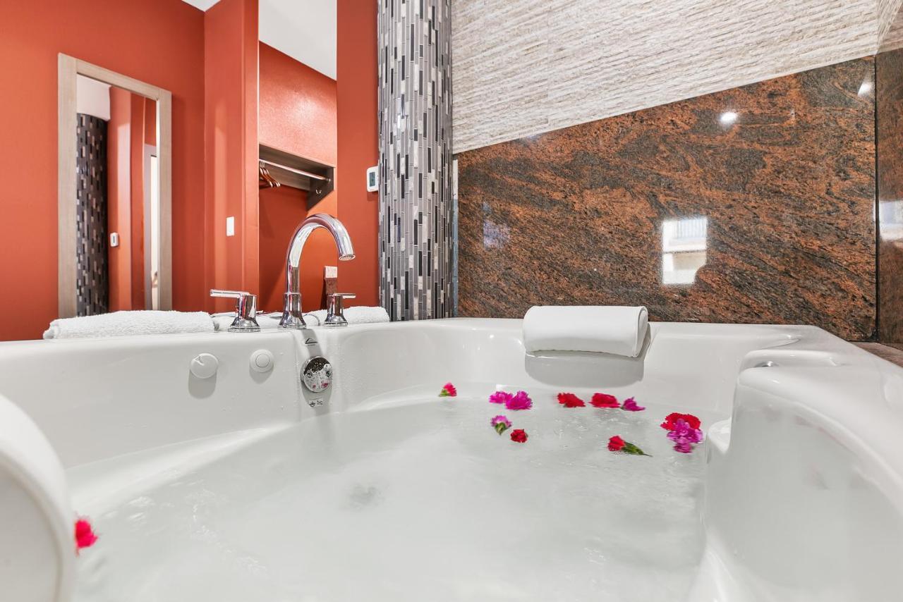 Honeymoon Room King Bed Spa BathTub