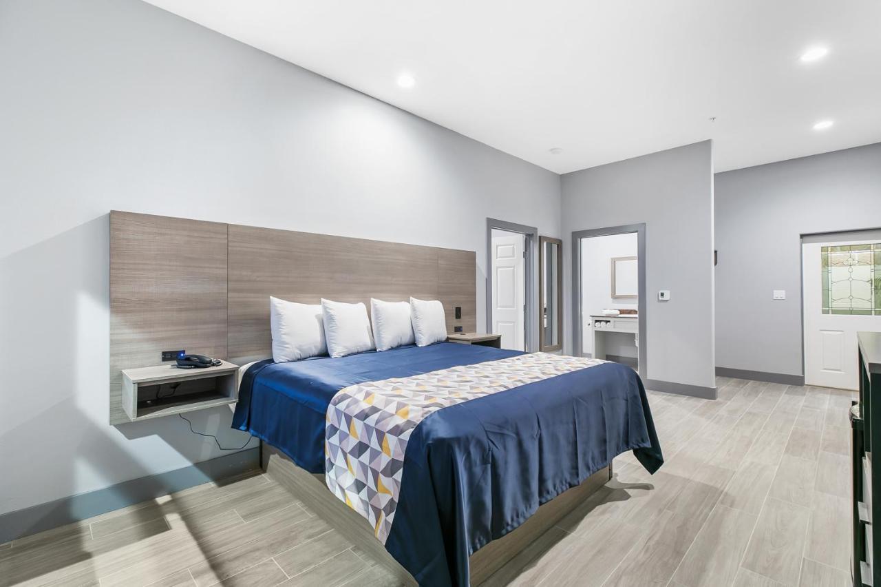 King Kitchenette Suite Private Balcony