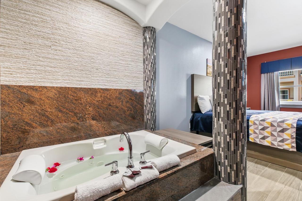 Honeymoon Room King Bed Spa BathTub