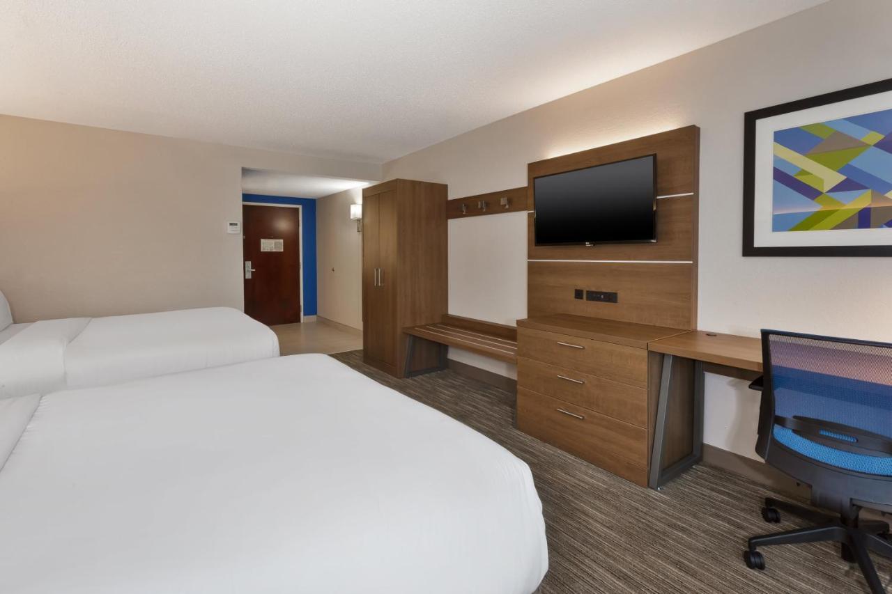 Queen Room Two Queen Beds Mobility Accessible Bathtub