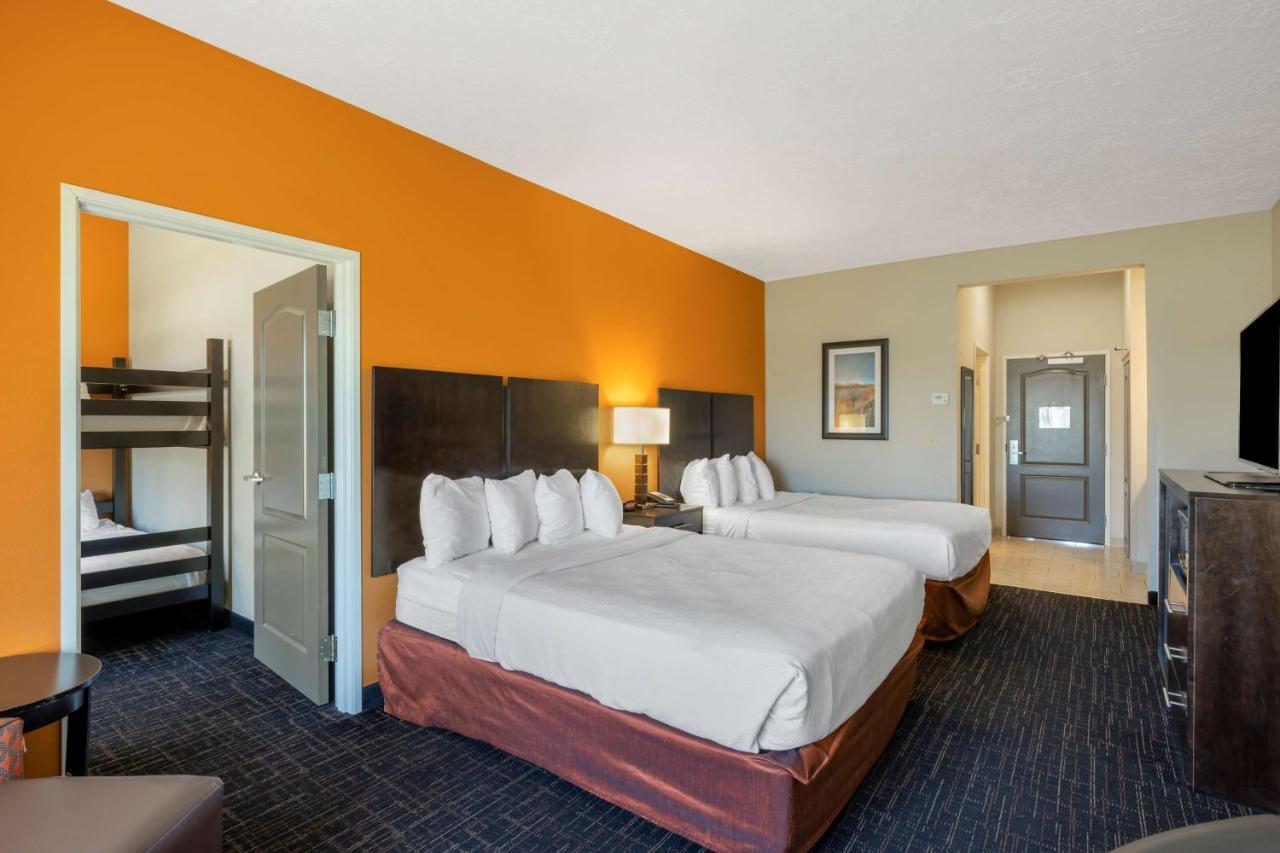 Queen Room Two Queen Beds Bunk Beds Non-Smoking