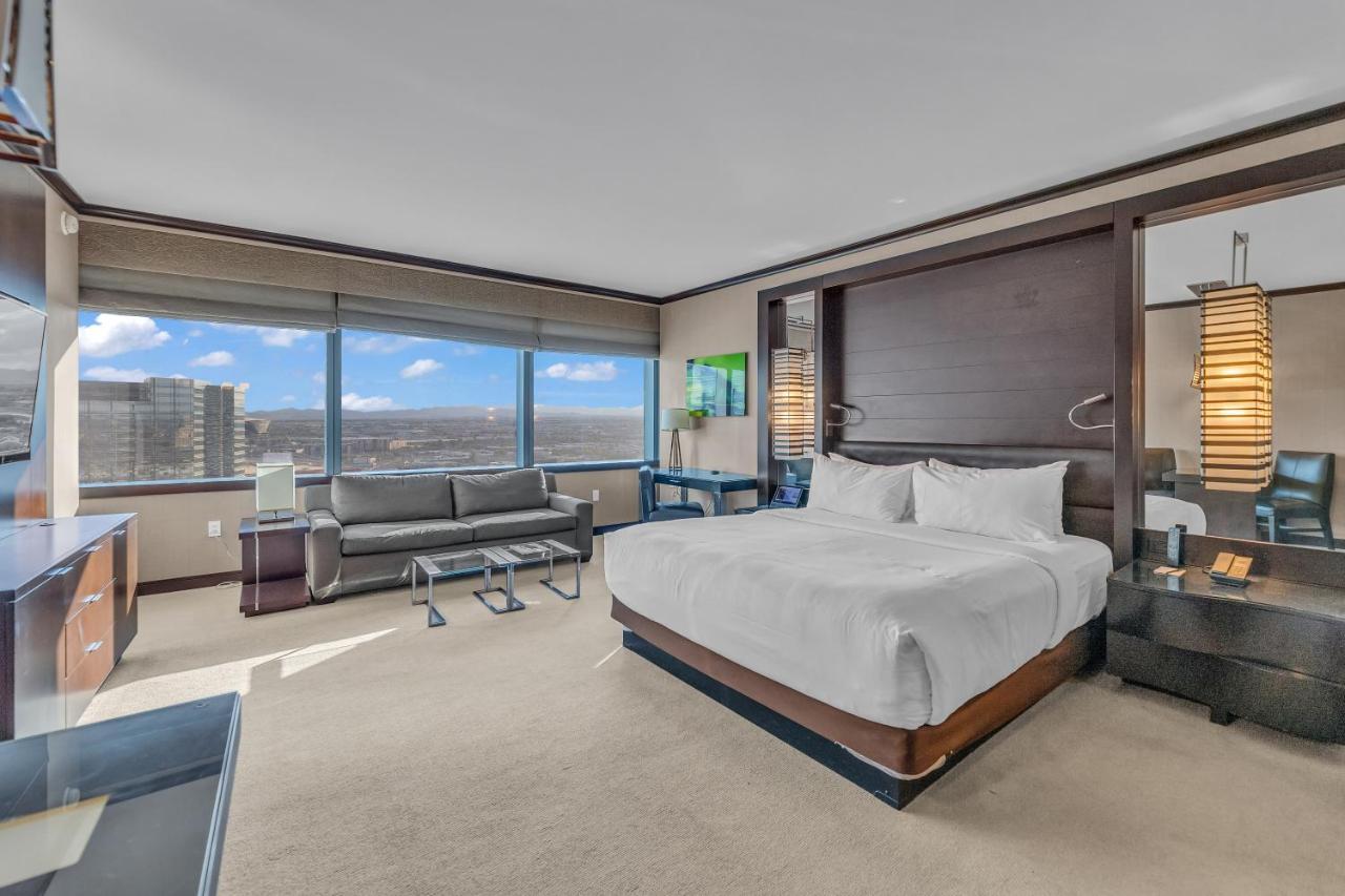 King Suite Pool View