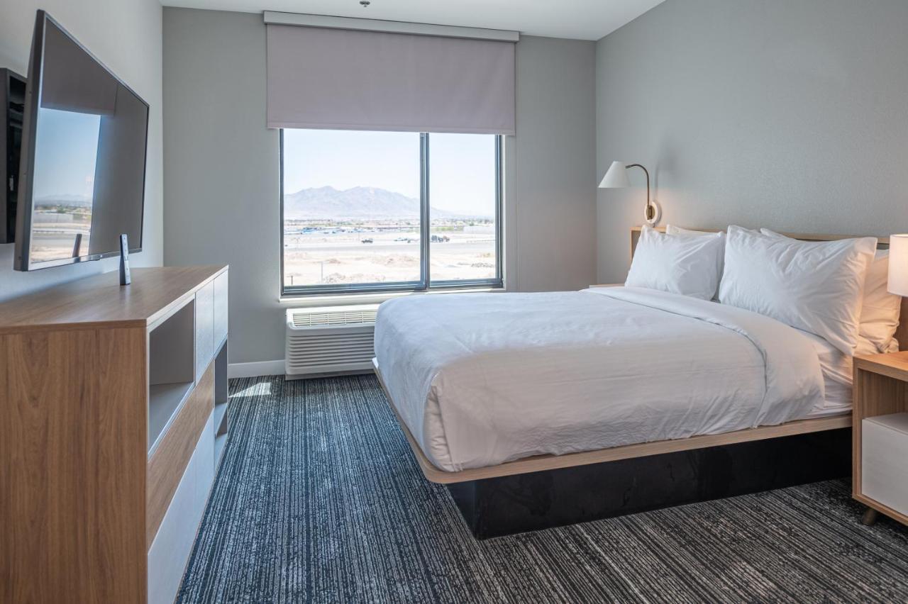One-Bedroom Corner Queen Suite