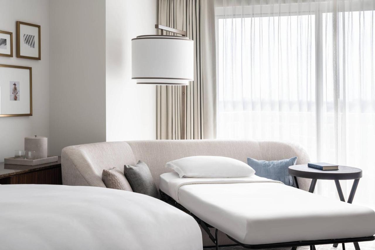 Executive Suite 2 Queen Beds Lakefront View Pool View