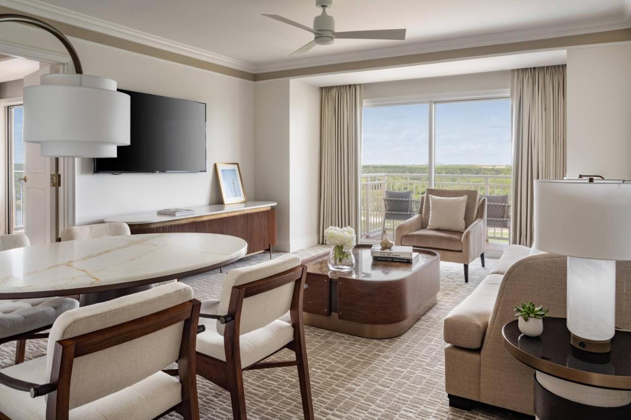 Executive Suite 2 Queen Beds Lakefront View Pool View