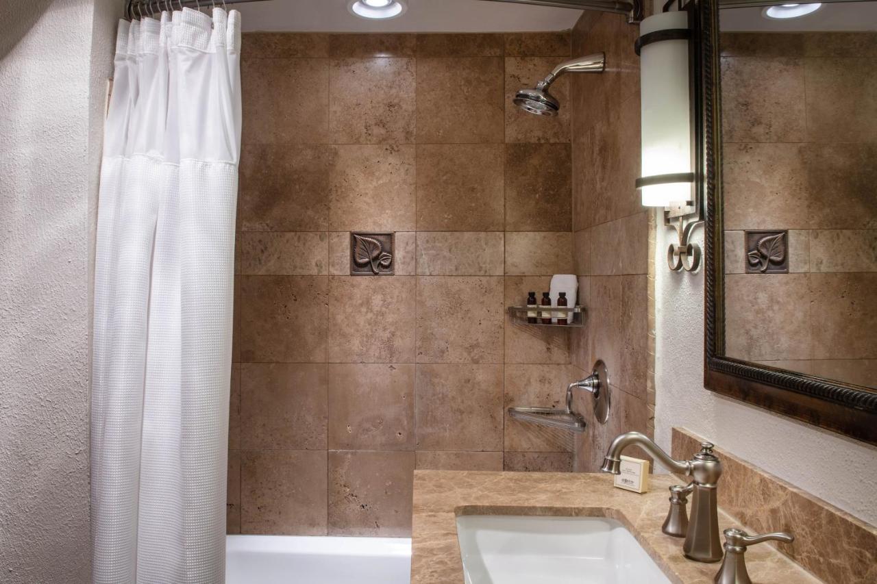 Deluxe One-Bedroom King Suite