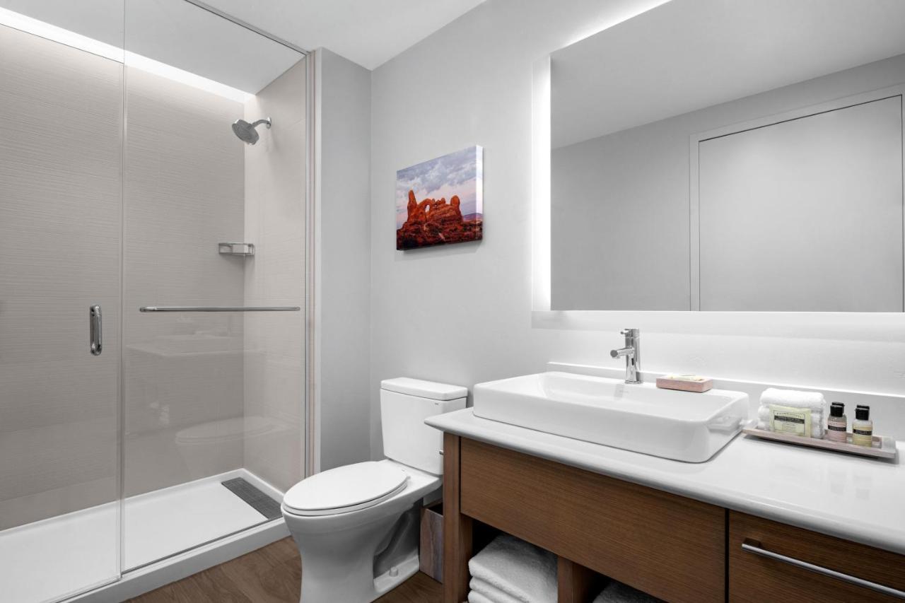 Studio two king beds mountain view