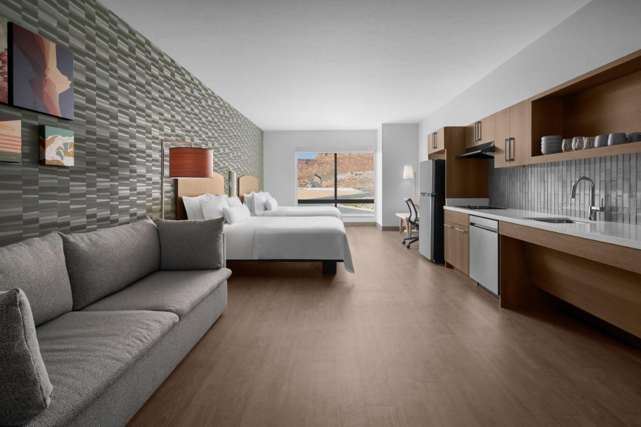 Studio Two Queen Beds Sofa nad Mountain View