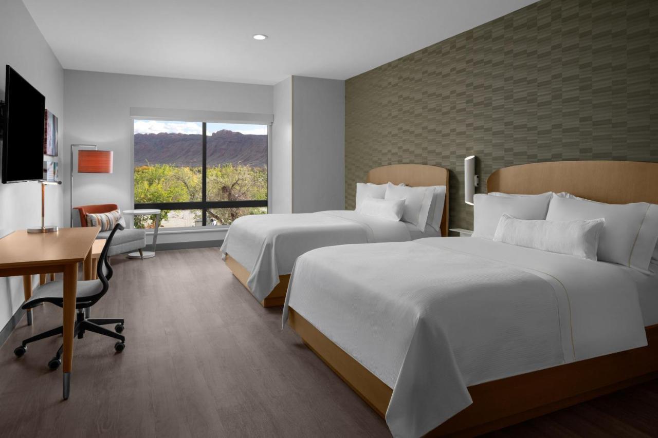 Studio two king beds mountain view
