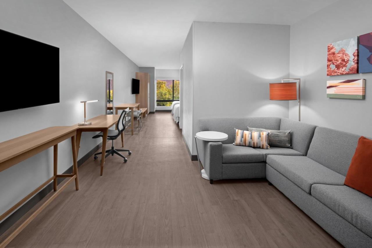 Studio two king beds mountain view