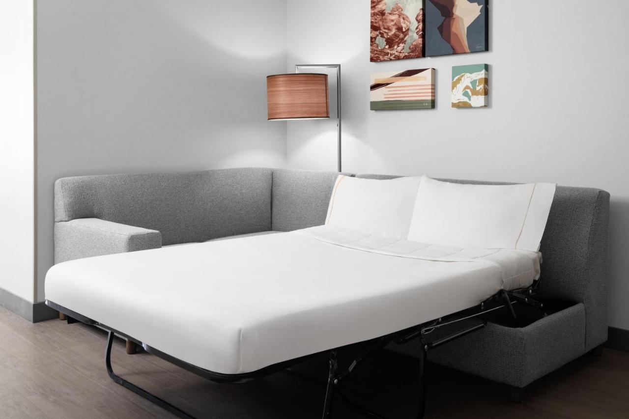 Studio two king beds mountain view