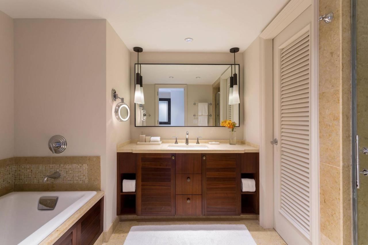 Deluxe King Room Partial Ocean View Hearing Accessible