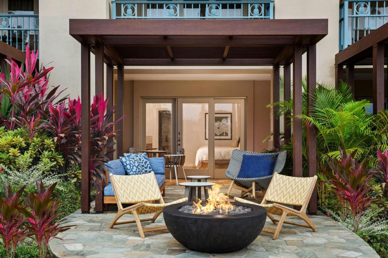 Deluxe Queen Room Fire Lanai Ocean View