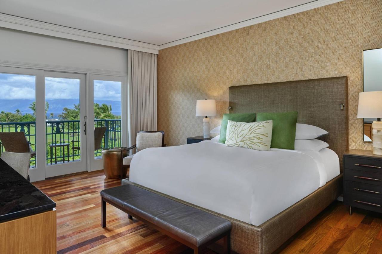 Deluxe King Room Partial Ocean View Hearing Accessible