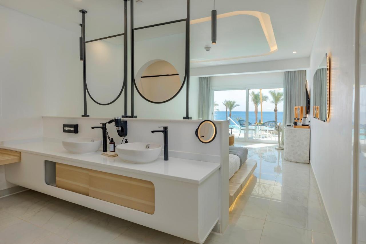 Junior Swim-up Suite-Posh Club