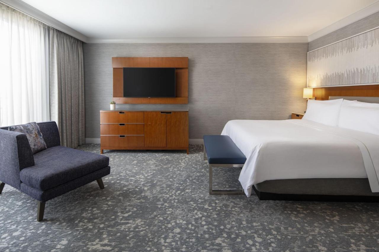 Junior Suite 1 King Sofa bed Courtyard view Corner room Mobility Accessible w or Tub