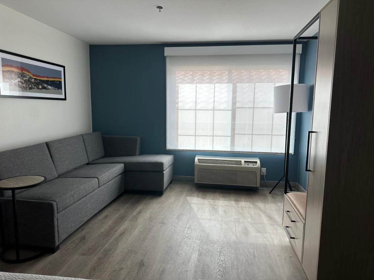 One-Bedroom King Suite Non-Smoking
