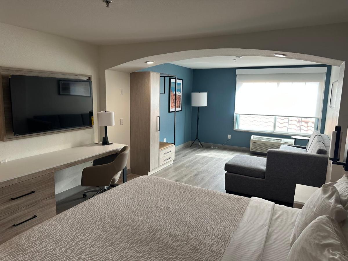 One-Bedroom King Suite Non-Smoking
