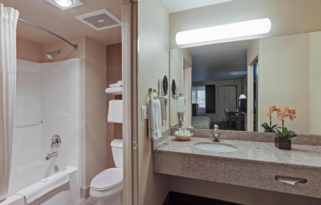 1 King Bed Suite Jetted Tub Non-Smoking