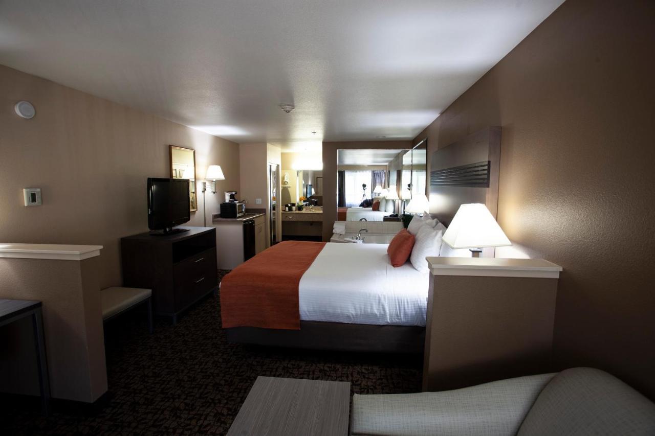 1 King Bed Suite Jetted Tub Non-Smoking