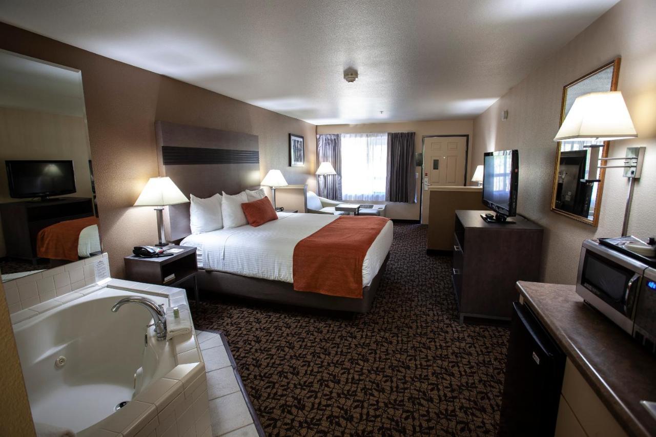 1 King Bed Suite Jetted Tub Non-Smoking
