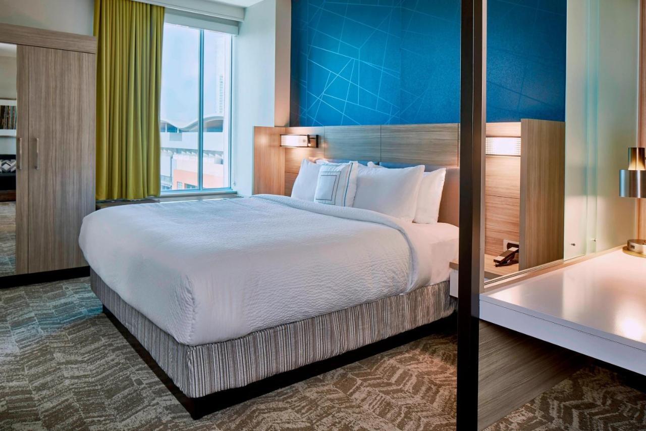 Suite 1 King Trundle bed High floor