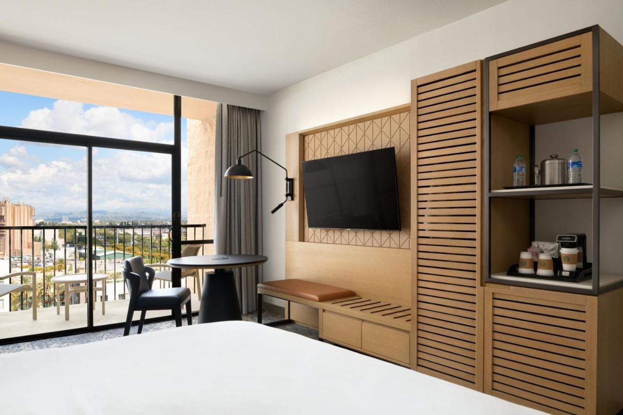 Club level Guest room 1 King Theme park view High floor