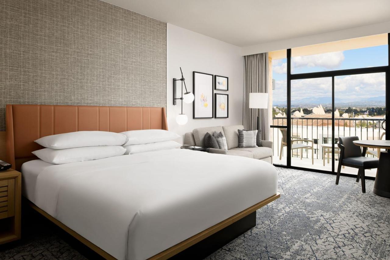 Club level Guest room 1 King Theme park view High floor