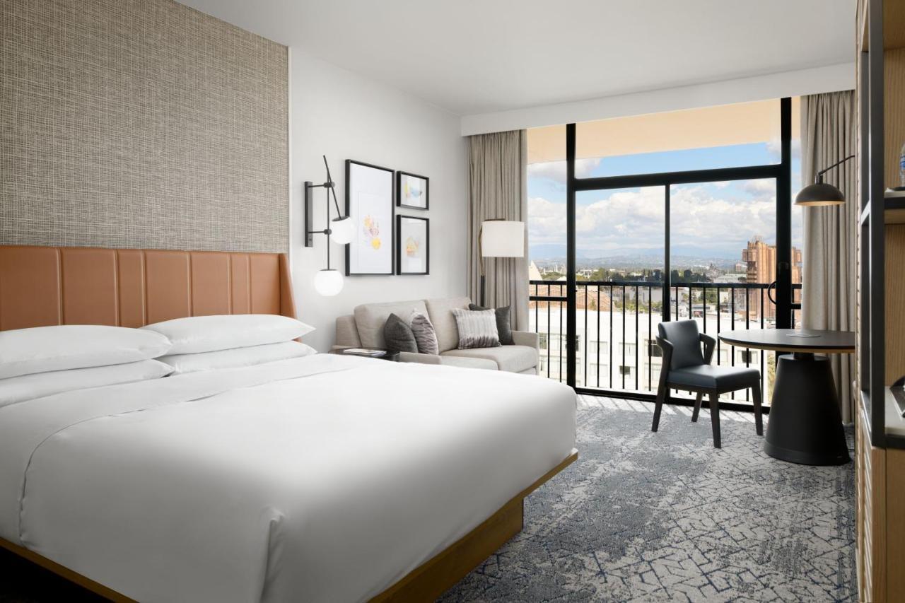 Club level Guest room 1 King Theme park view High floor