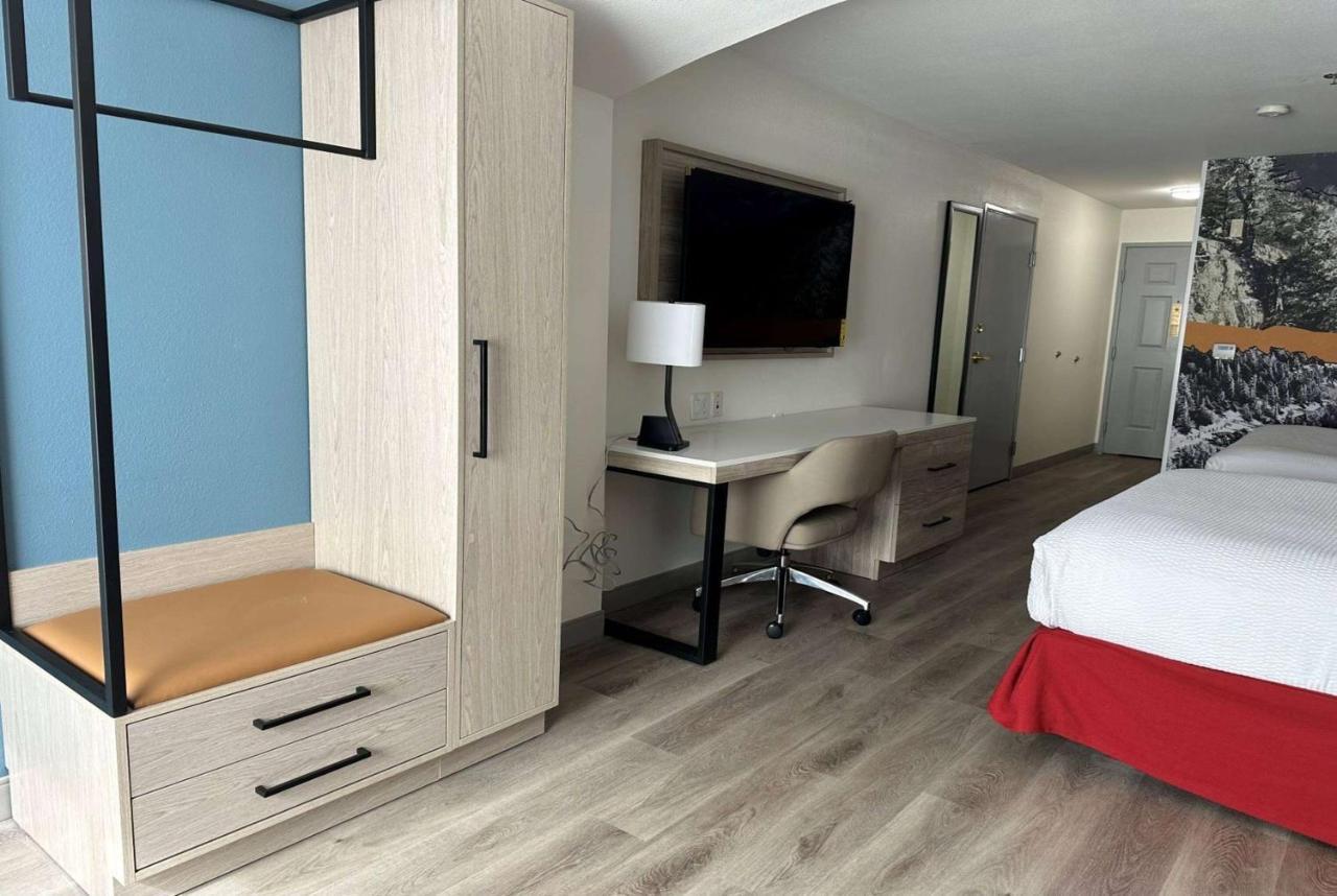 Queen Room Two Queen Beds Mobility Access or Non-Smoking