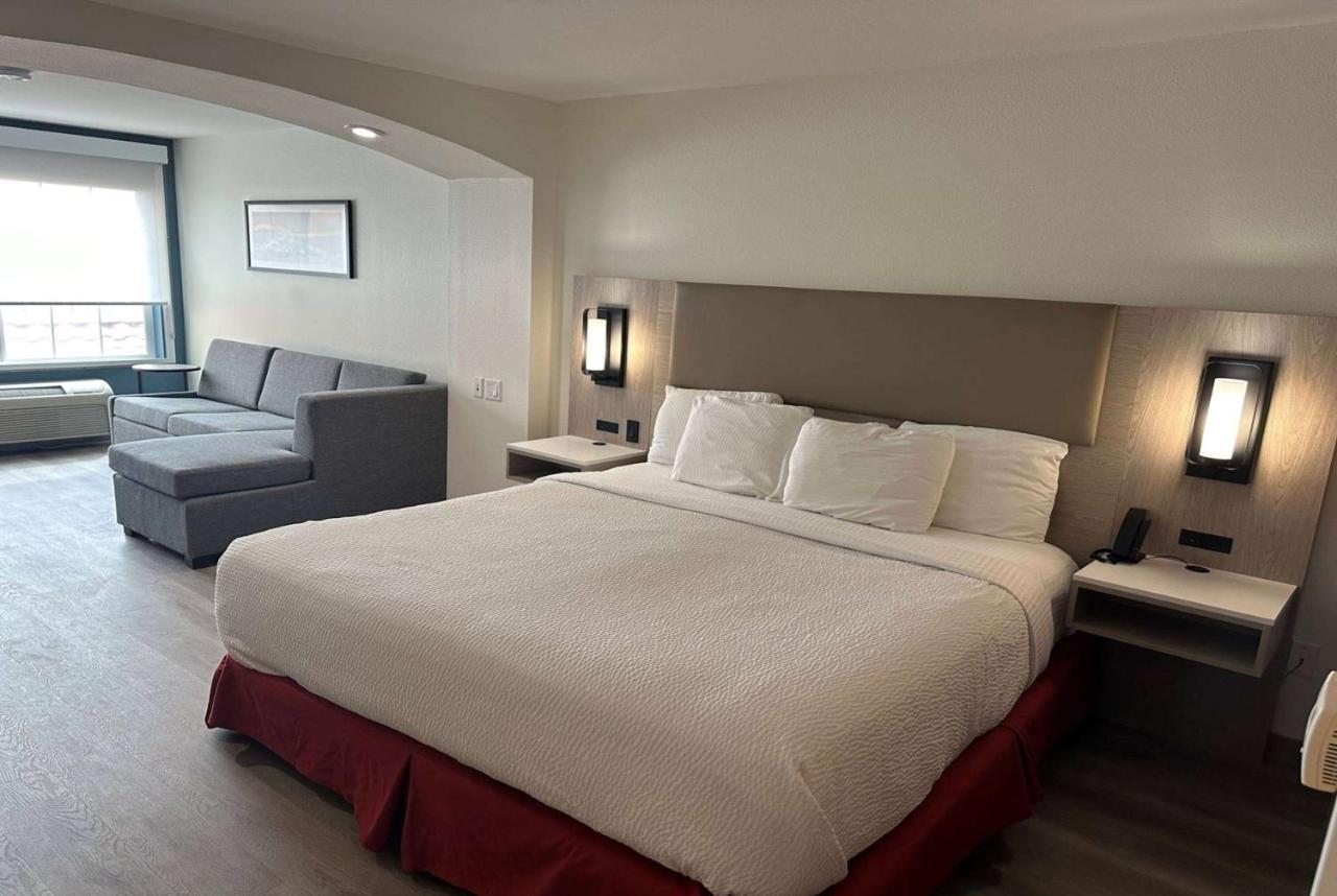 One-Bedroom King Suite Non-Smoking