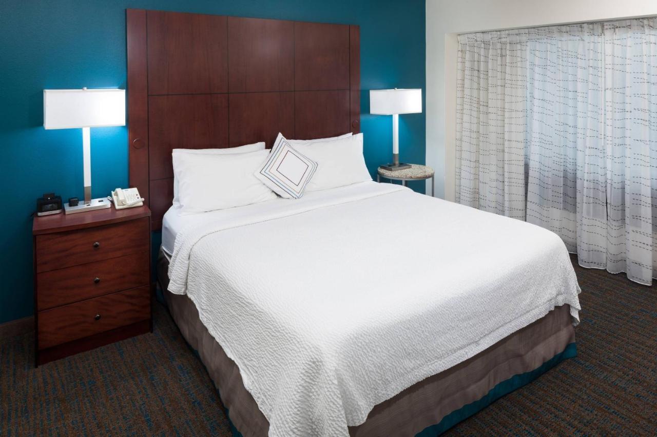 Two-Bedroom Suite Lake View Balcony