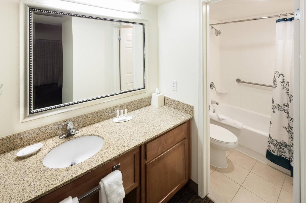 Two-Bedroom Suite Lake View Balcony