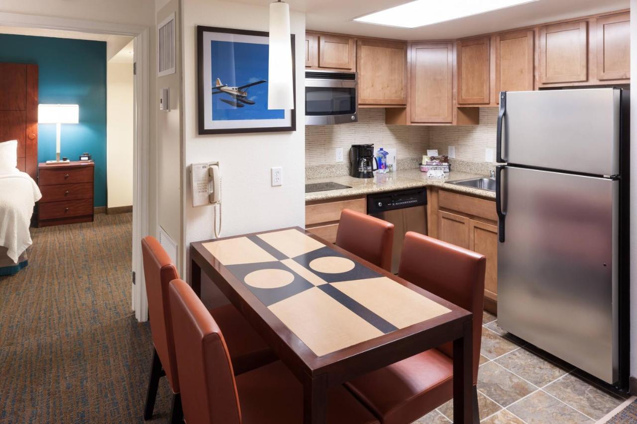 Two-Bedroom Suite Lake View Balcony