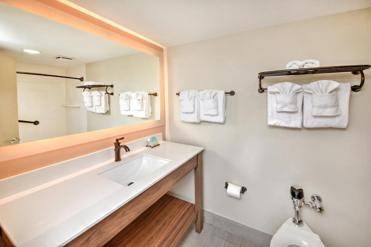 Queen Room Two Queen Beds Kitchen Ocean View