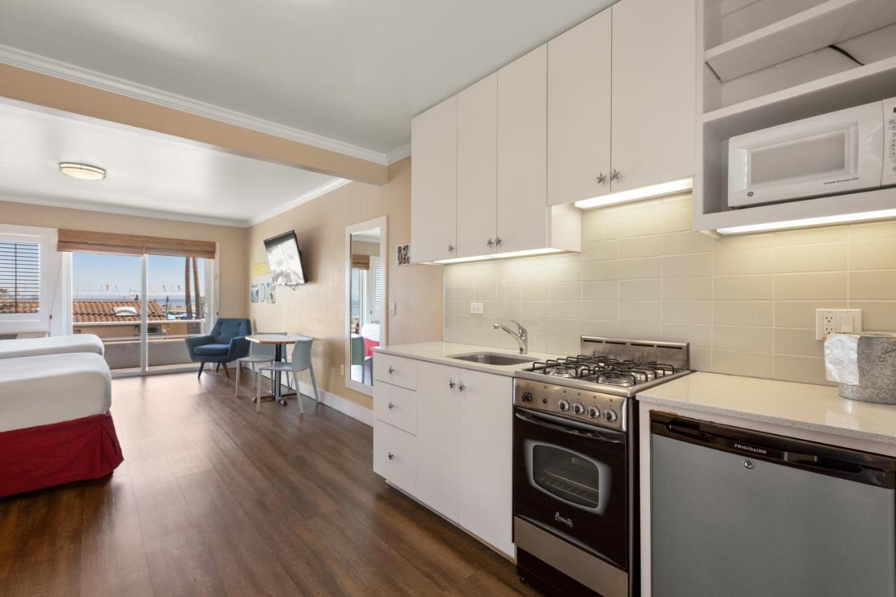 Two Queen beds Ocean View Balcony & Kitchen