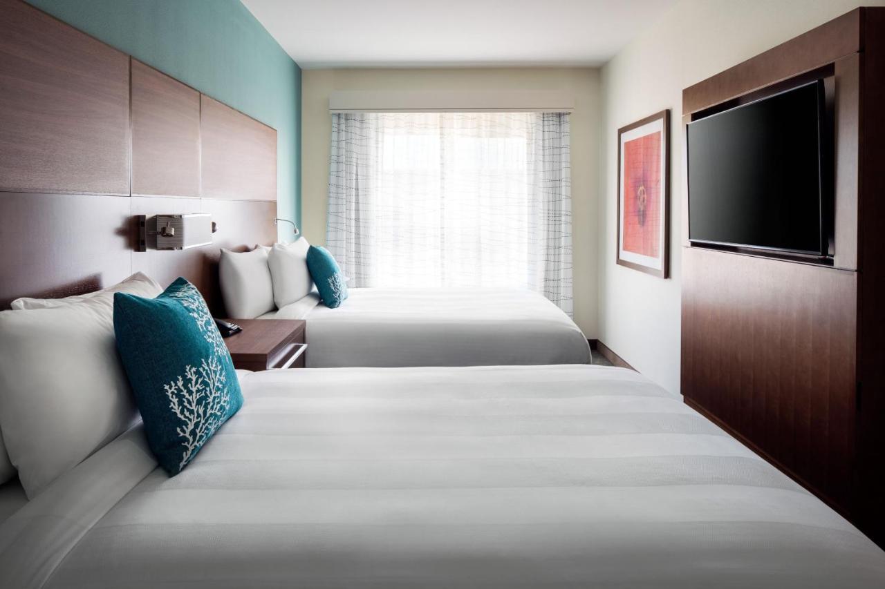 One-Bedroom Queen Suite