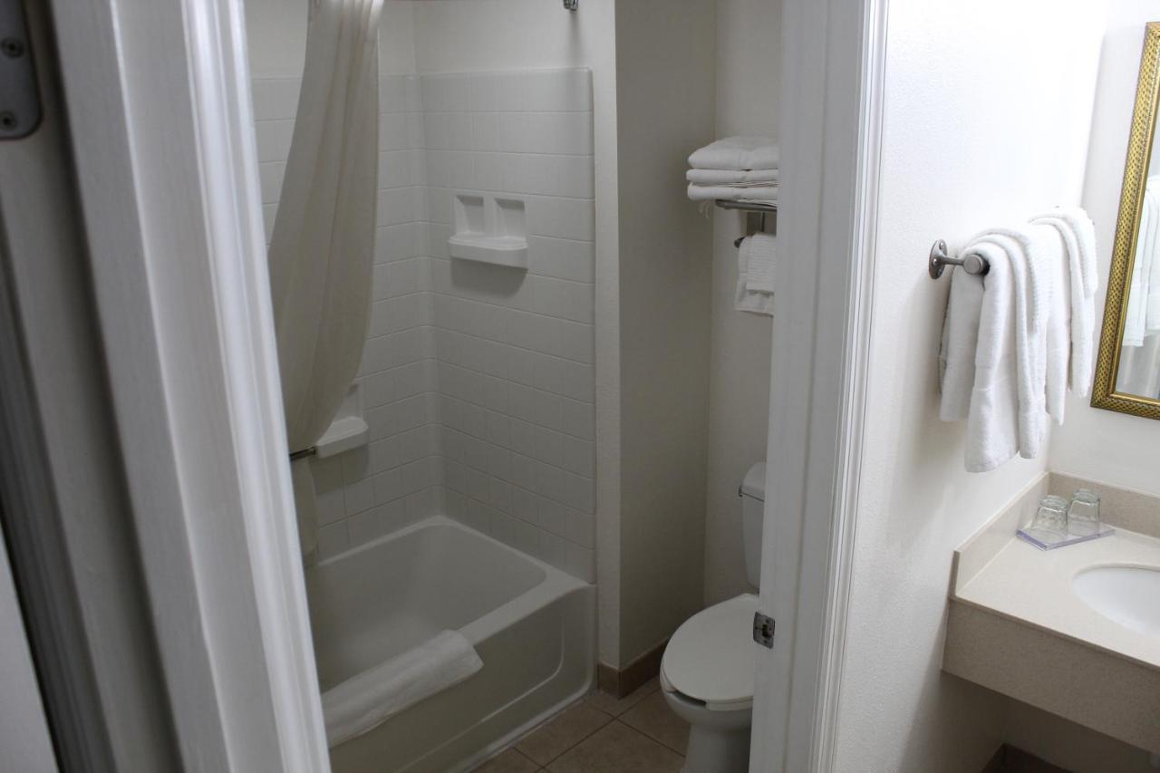 Deluxe Queen Suite