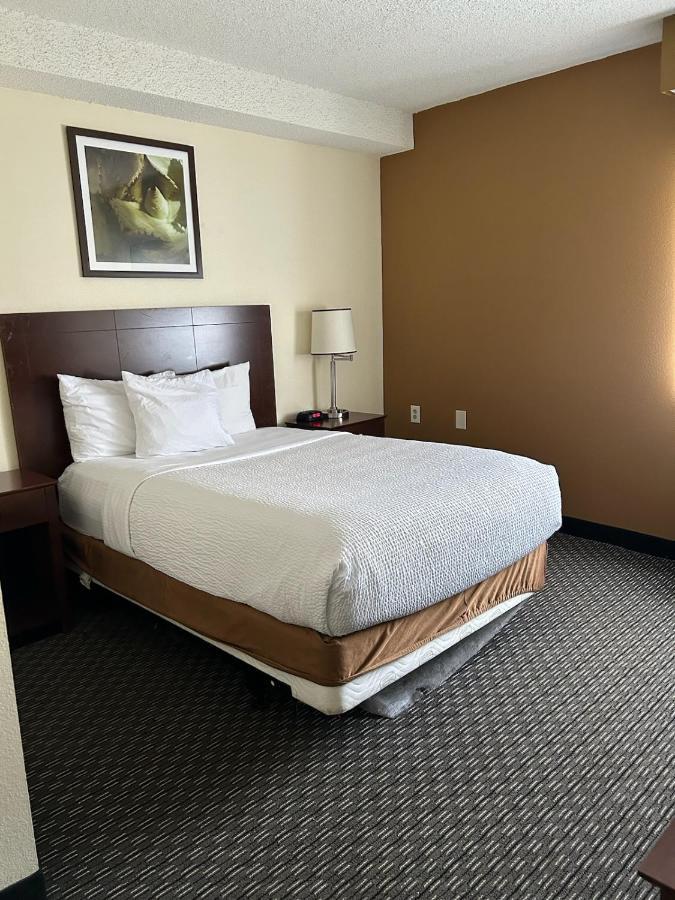 Double Room Bath Tub Mobility or Hearing Accessible or Non-Smoking