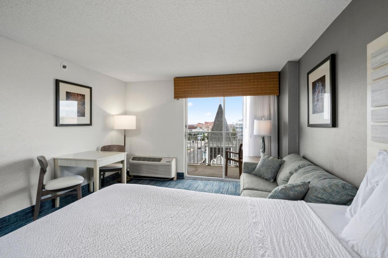 Balcony Two Queen Beds Sofa Bed Side Ocean View
