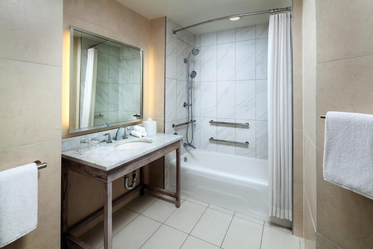 W Corner One-Bedroom Queen Suite Oceanfront Mobility or Hearing Accessible Roll Shower